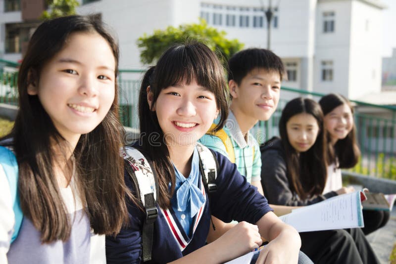 Étude adolescente de Students à l'école image stock Étude adolescente de Students à l'école image stock